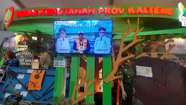 Dishut Kalteng Tampilkan Gula Aren dan Bagikan Bibit Gratis di Kalteng Expo 2025