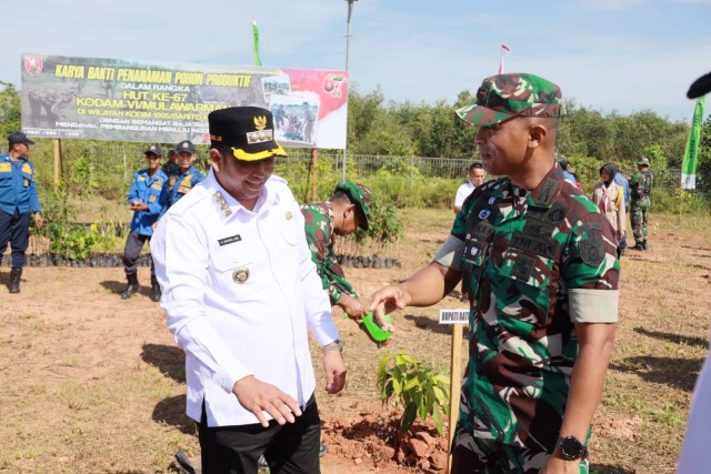 Sinergi Hijau untuk Negeri: Pemkab Barito Kuala dan TNI Tanam Pohon Serentak Peringati HUT ke-67 Kodam VI/Mulawarman