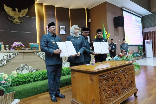 Rapat Paripurna ke-20: Bupati Batola dan DPRD Tandatangani Nota Kesepakatan KUPA-PPAS Perubahan APBD 2025