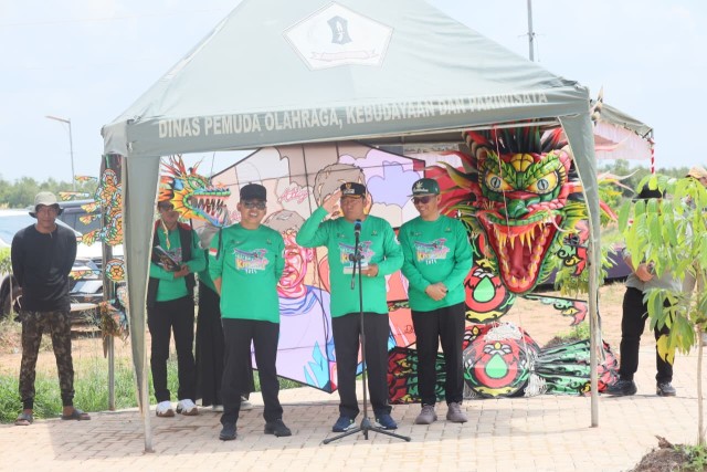 Bupati H. Bahrul Ilmi Buka Festival Kite