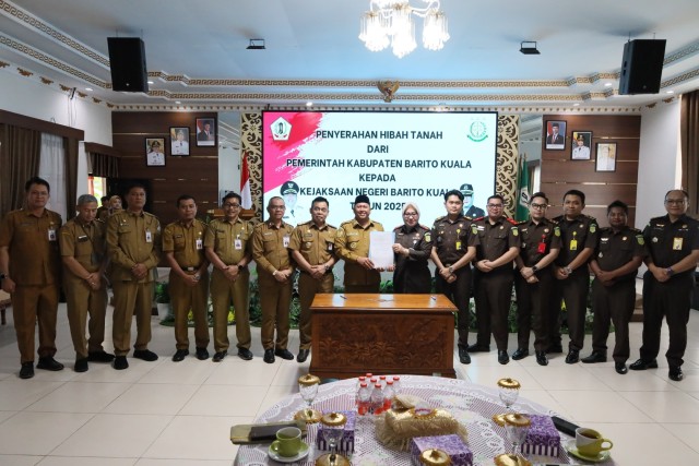 Pemkab Barito Kuala Serahkan Tanah Hibah untuk Pembangunan Kantor Kejari