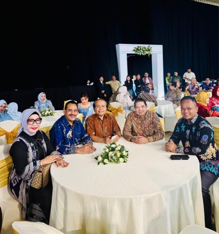 H. Jawawi Hadiri Resepsi Pernikahan Putra Keluarga Gubernur Kalteng