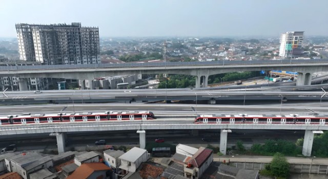 Momen HUT TNI Dorong 57.993 Pengguna LRT Jabodebek pada Akhir Pekan