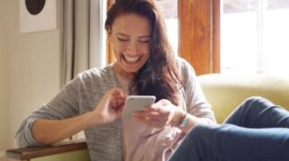 Orang yang Menggunakan Satu Jari untuk SMS Menunjukkan 8 Ciri Kepribadian Unik, Kata Psikologi