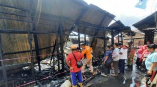 50 Bangsal Bekas Pabrik Plywood di Samarinda Ludes Terbakar
