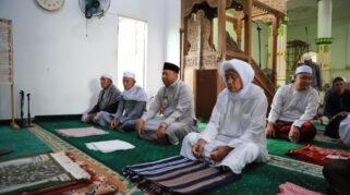 Bupati H. Bahrul Ilmi Laksanakan Sholat Idul Fitri di Desa Tatah Mesjid