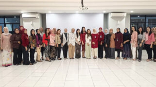 Semarak Hari Kartini, Pekerja BRI Branch Office Kramat Berlomba Tampilkan Pakaian Nasional Terbaik