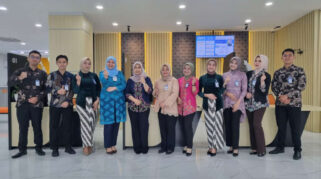 Peringati Hari Kartini, Frontliner BRI Branch Office Cut Mutiah Kenakan Pakaian Nasional