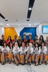 Peringati Hari Kartini, Pekerja BRI Branch Office Kelapa Gading Kenakan Busana Nasional Saat Layani Nasabah