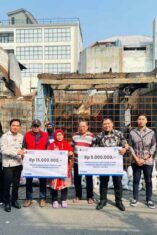 BRI Branch Office Otista dan BRINS Serahkan Simbolis Klaim Asuransi kepada Nasabah Terdampak Kebakaran