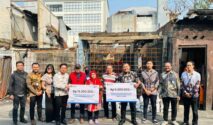 BRI Branch Office Otista dan BRINS Serahkan Simbolis Klaim Asuransi kepada Nasabah Terdampak Kebakaran