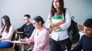 Bahasa Inggris di Kampus: Mitos atau Realita?
