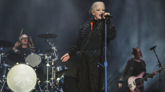 Dari Perkampungan Urban Jakarta Mendunia: Ikon Rock Legendaris Shirley Manson (Garbage) Kenakan Label Fashion Berkesadaran Asal Indonesia, Fuguku, di Atas Panggung