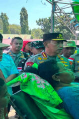 Kapolri Bersama DPR RI Tinjau Pengungsi Gempa Reo dan Serahkan Bantuan Sembako