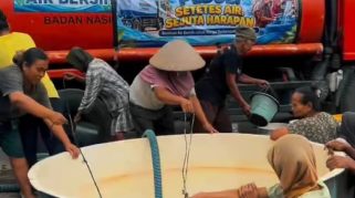 Kekeringan di Banyumas, Bank Mandiri Taspen Bantu Penuhi Kebutuhan Air Bersih Warga